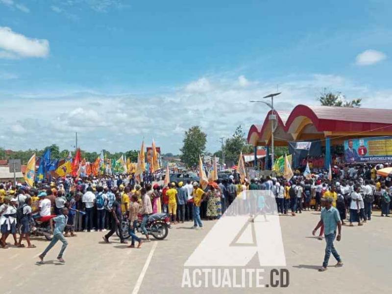 Les militants du FCC à la tribune centrale de Kindu.