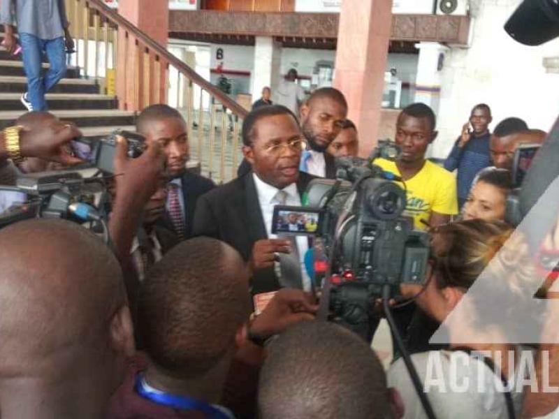 Théodore Ngoy après la réunion entre la CENI et les candidats présidents de la république au Palais du peuple.