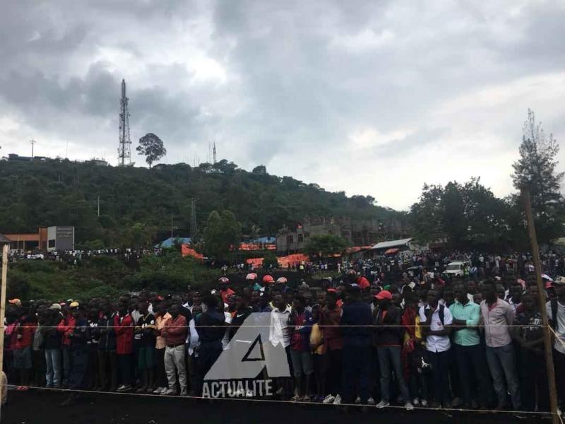 Les militants de l'UDPS et de l'UNC au terrain Afya pour attendre le meeting de Félix Tshisekedi et de Vital Kamerhe