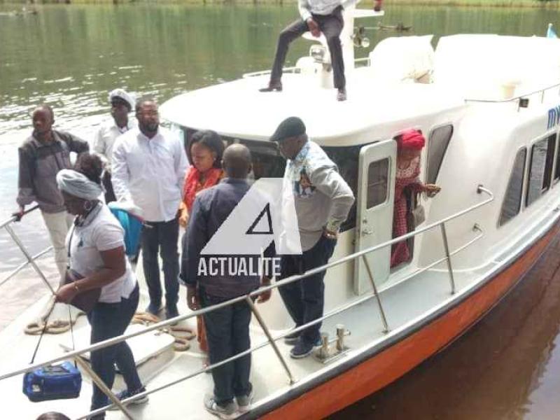 La bateau transportant Félix Tshisekedi et Vital Kamerhe lors de l'accostage à Katana