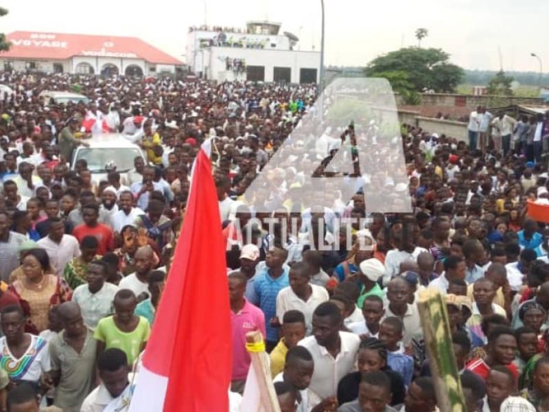 Le cortège de Félix Tshisekedi et de Vital Kamerhe accompagné par des milliers de militants à Mbuji Mayi.