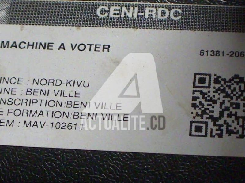 Étiquette sur une machine à voter à Panzi