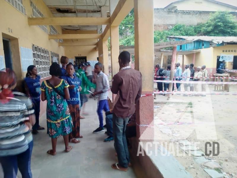 Des électeurs dans un centre de vote à Matadi. Photo: Dany Kindanzita