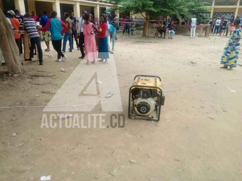 Un groupe électrogène allumé dans un centre de vote à Matadi