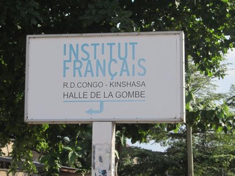 A l'entrée de l'Institut français de Kinshasa/Ph. Droits tiers