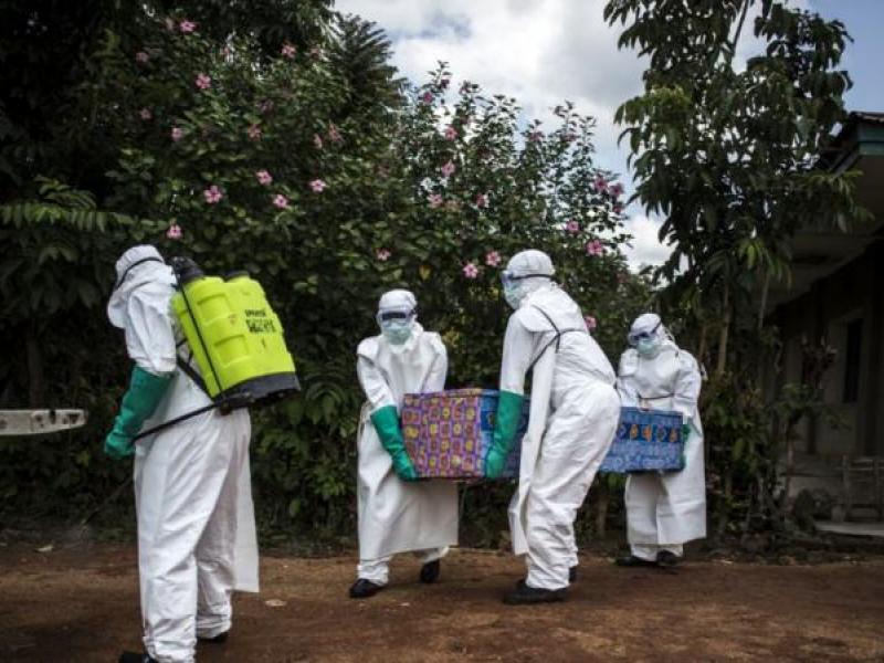 Une équipe d'agents de la riposte procède à l'enterrement sécurisée d'une personne probablement morte d'Ebola / Ph. Droits tiers