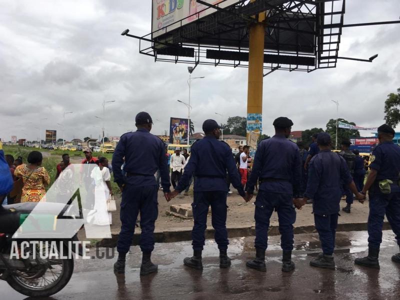 La police empêche la manifestation des agents de TRANSCO aux abords du palais du peuple.