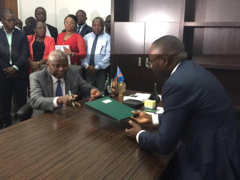 Remise et reprise entre Vital Kamerhe et Néhémie Mwilanya au cabinet de la présidence de la République/Ph. tiers