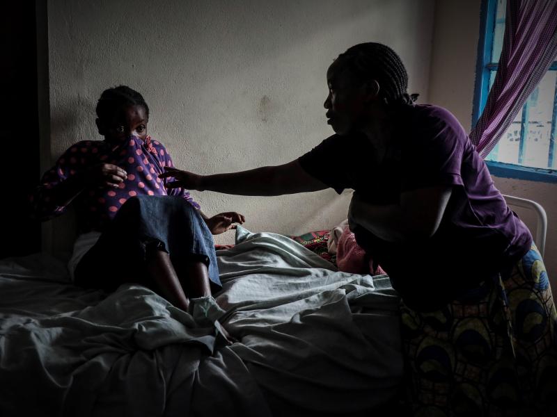 Une mère au chevet de sa fille souffrant des troubles mentaux au centre Tulizo Letu