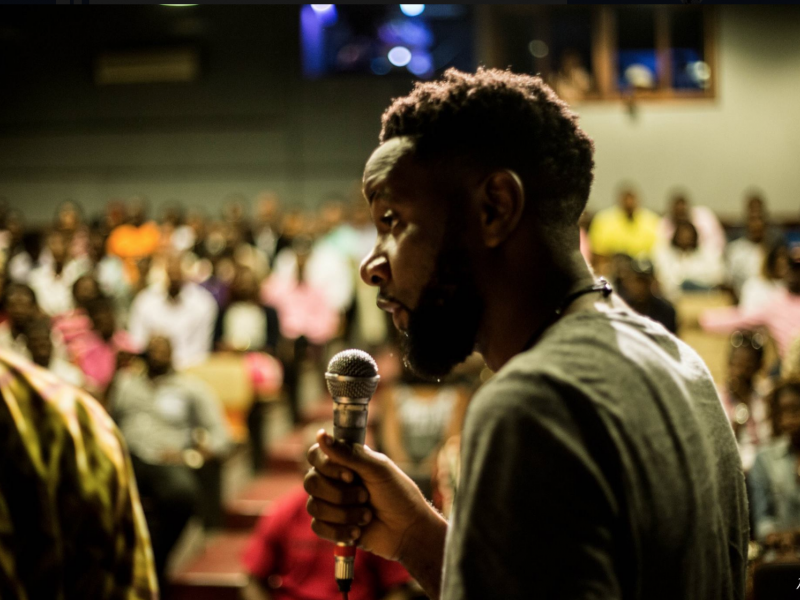  Le producteur/réalisateur Tshoper Kabambi lors d'une projection à Kinshasa.