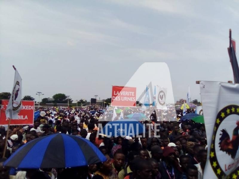 Les militants de Lamuka en attendant le meeting à la place Sainte-Thérèse.