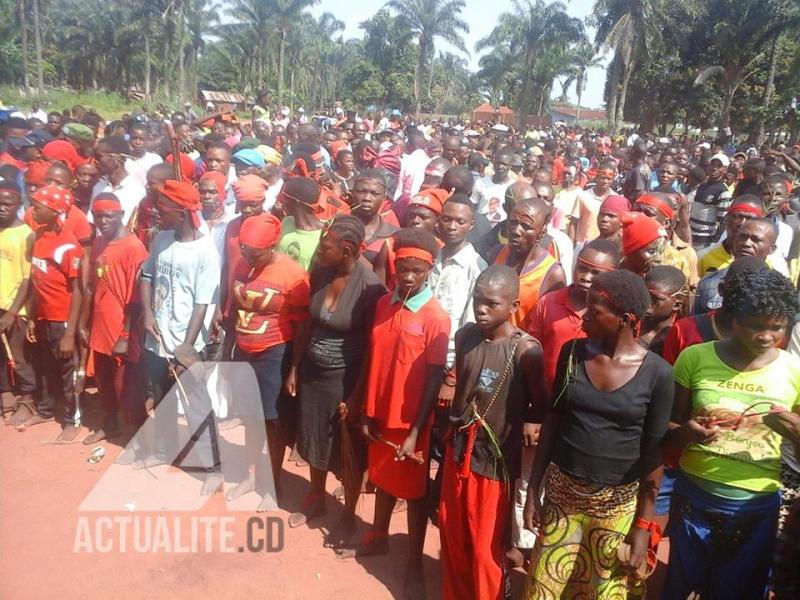 Les miliciens Kamuina Nsapu rassemblés à l'esplanade de la paroisse catholique Saint Gabriel à Kamako pour déposer les armes/Ph ACTUALITE.CD par Félix Ngalamulume