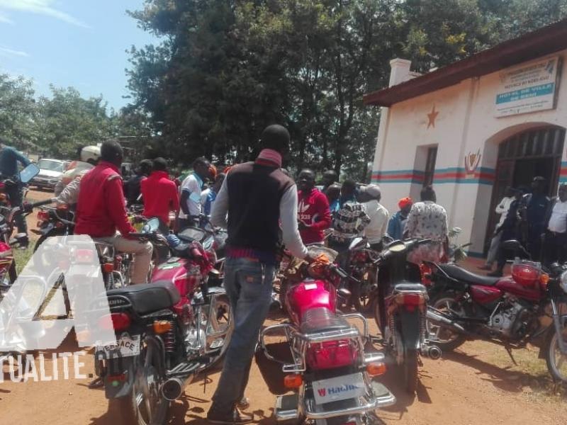 Les taxis-motos protestent à la mairie de Beni après le meurtre d'un des leurs sur la route de Mbau.