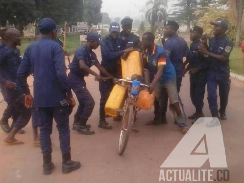 Les policiers impayés manifestent leur colère en s'en prenant aux citoyens sur le boulevard Mobutu à Gbadolite.
