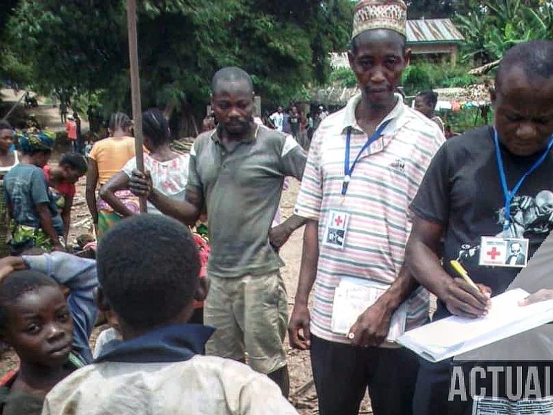 La Croix-Rouge recense les déplacés de Lowa à leur arrivée à Ubundu/Ph Ernest Mukuli.