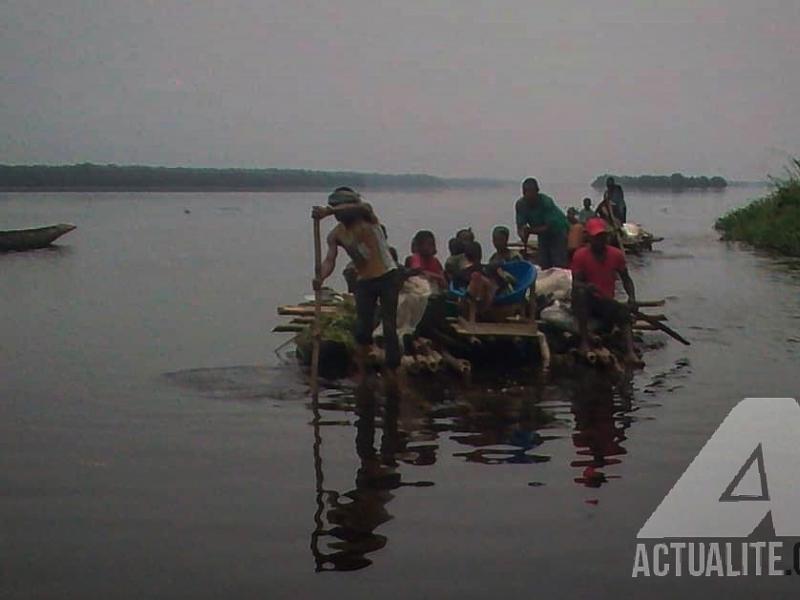 Les déplacés fuyant les affrontements armés dans la localité de Lowa traversent le fleuve Congo pour  atteindre Ubundu (Tshopo) 
