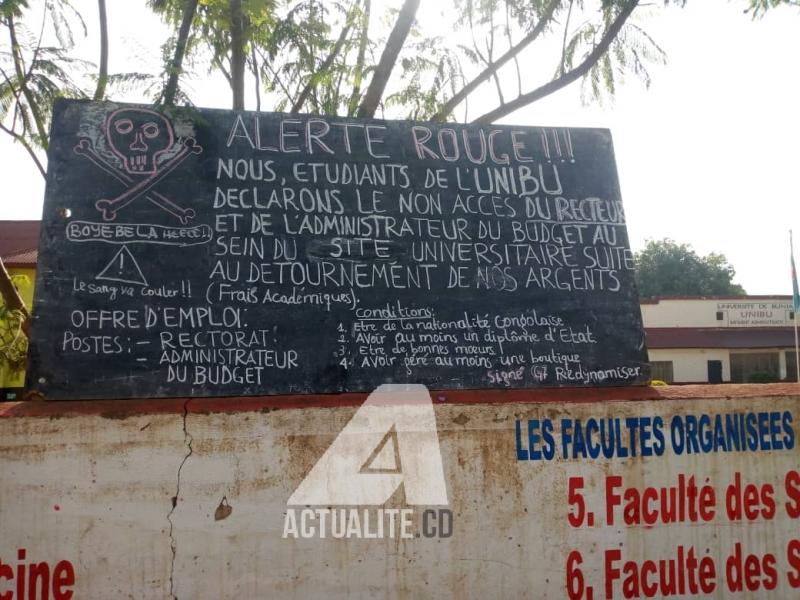 Tableau reprenant les revendications des étudiants de l'Université de Bunia qui exigent le départ du comité de gestion/Ph Franck Asante ACTUALITE.CD 