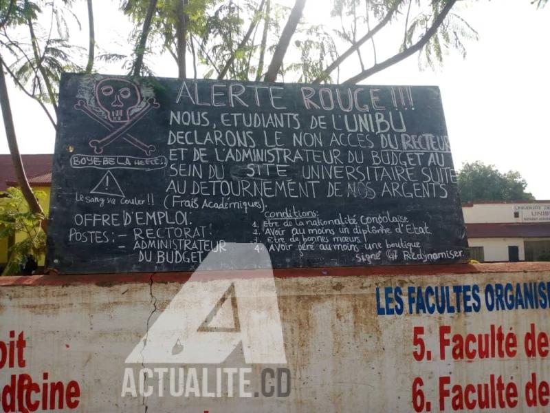 Tableau reprenant les revendications des étudiants de l'Université de Bunia qui exigent le départ du comité de gestion/Ph Franck Asante ACTUALITE.CD 