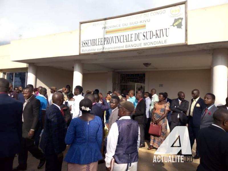 Les fonctionnaires portestent devant l'Assemblée provinciale du Sud-Kivu
