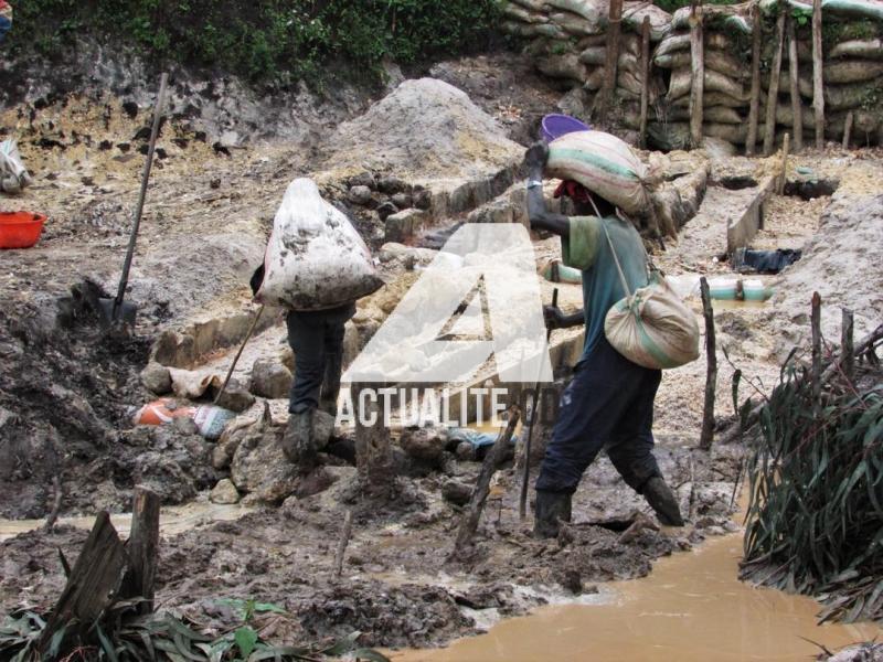 Les creuseurs artisanaux dans une mine de coltan à Rubaya (Masisi).