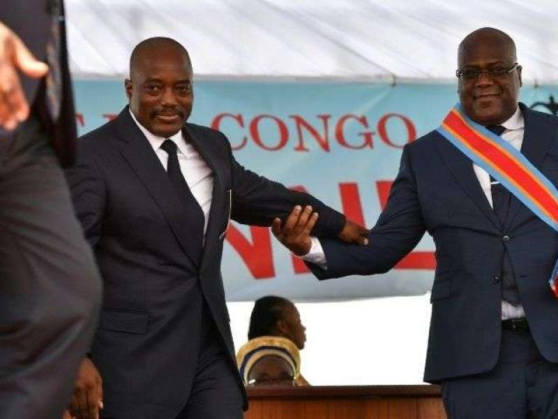 Félix Tshisekdi (d), au côté de Joseph Kabila, descend de l'estrade où il a prêté serment lors d'une cérémonie au palais de la Nation, siège de la présidence, le 24 janvier 2019 à Kinshasa AFP - TONY KARUMBA