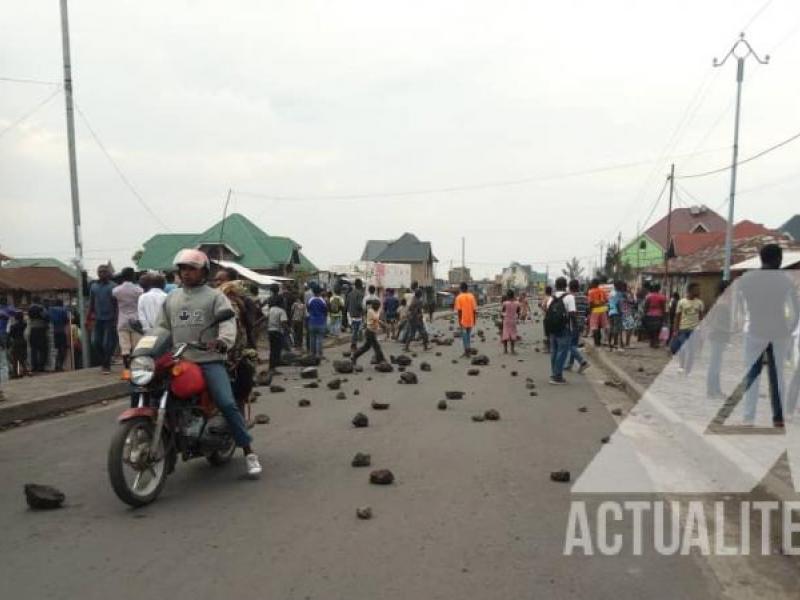 Les pierres jetées sur la chaussée lors d'une manifestation de la population à Goma/Ph Jonathan Kombi ACTUALITE.CD