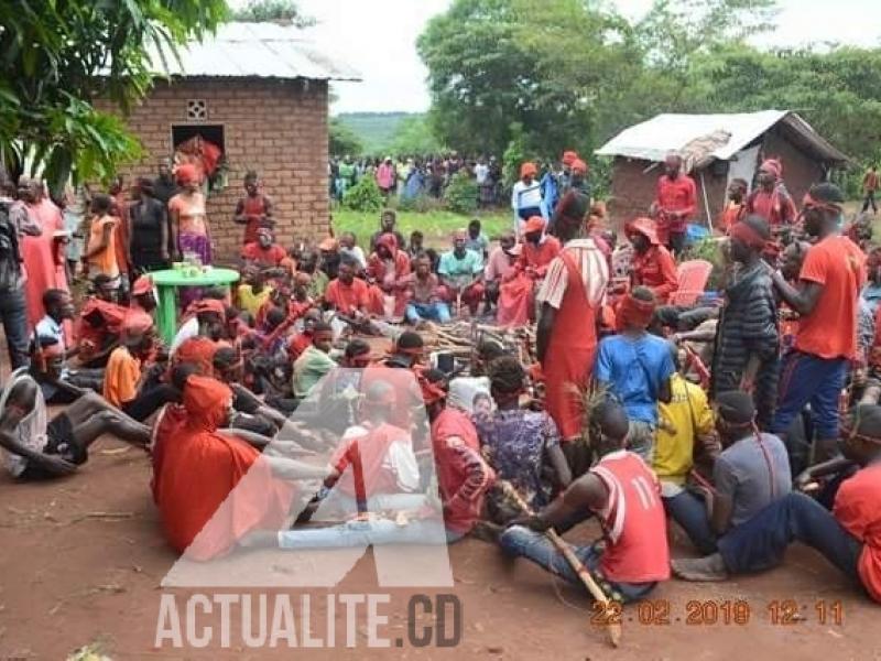 Un rassemblement des miliciens Kamuina Nsapu à Kananga.