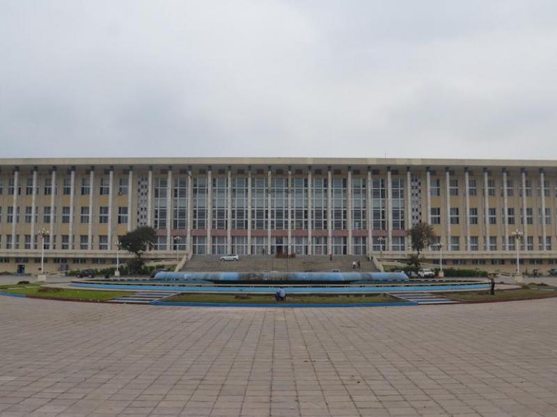 Le palais du peuple, le parlement congolais. Par Habibou Bangré pur RFI