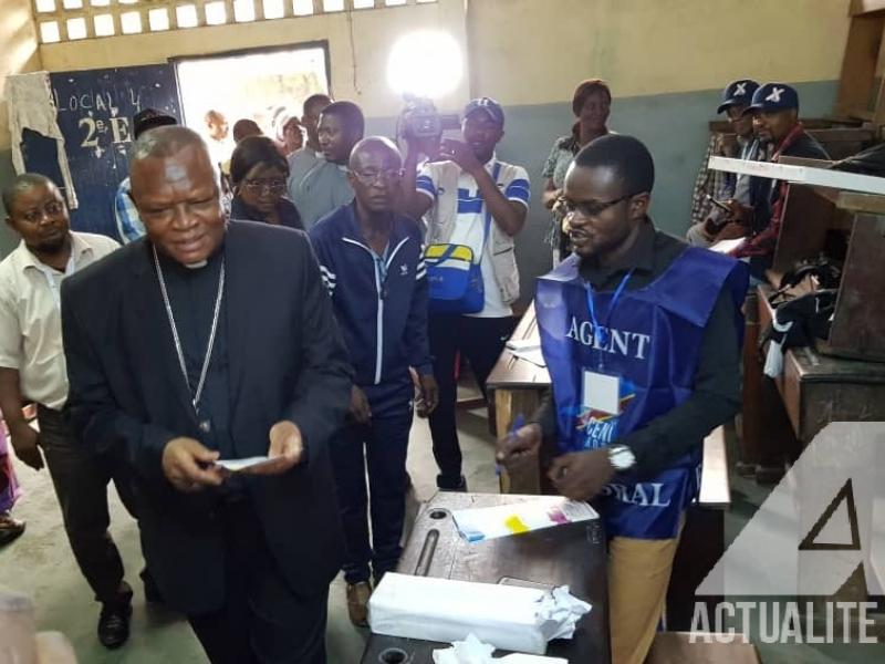 Mgr Ambongo dans un bureau de vote à Kinshasa / Ph . Christine Tshibuyi 
