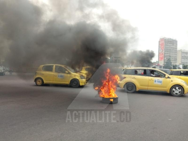 Brûlure des pneus sur le boulevard par les militants de l'UDPS/Ph. Fonseca Mansianga ACTUALITE.CD