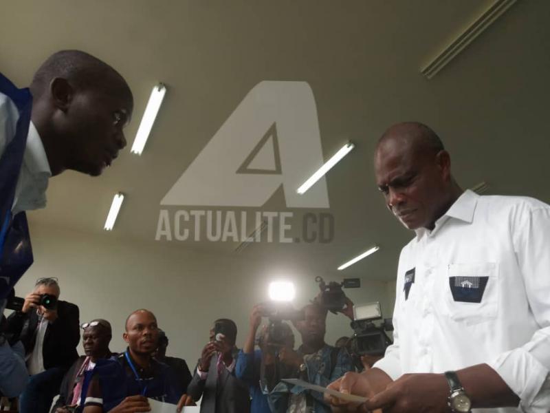 Fayulu dans un bureau de vote  à Kinshasa / Ph. Christine Tshibuyi 