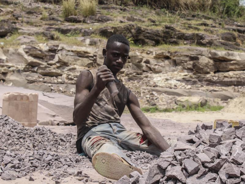 Un adolescent qui concasse des roches à Mont Ngafula