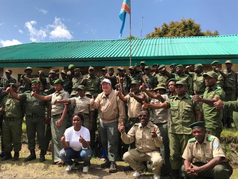Mike Hammer, ambassadeur des USA en RDC avec les gardes du parc national de Kahuzi-Biega