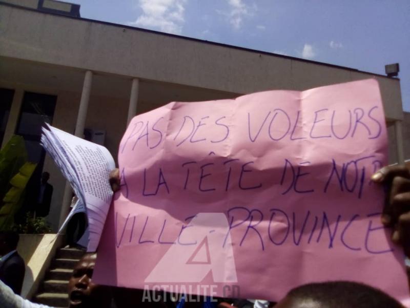 Manifestation des mouvements citoyens à l'assemblée provinciale de Kinshasa pour dénoncer la gestion du gouverneur André Kimbuta et la candidature de Gentiny Ngobila à l'élection de gouverneur de Kinshasa/Ph Auguy Mudiayi ACTUALITE.CD