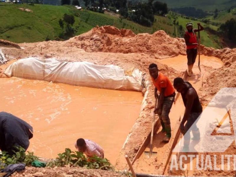 Les creuseurs artisanaux dans une mine de coltan à Rubaya (Masisi)/Ph Jonathan Kombi ACTUALITE.CD