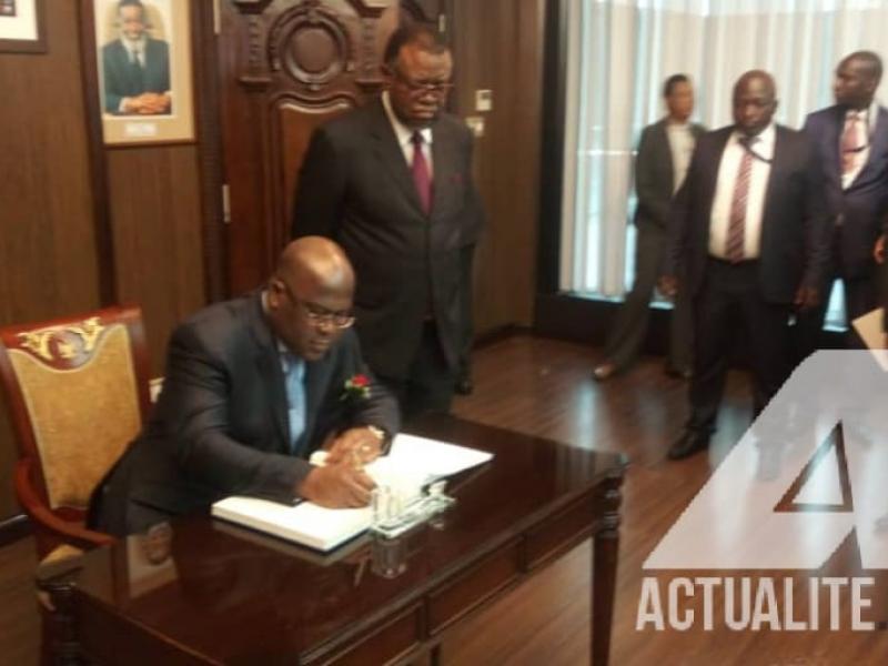 Le président Félix Tshisekedi signant dans le livre d'or au palais présidentiel de la Namibie à Windhoek/Ph Stanis Bujakera Tshiamala ACTUALITE.CD