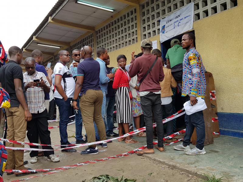 Des électeurs devant un bureau de vote à  Kinshasa / Ph. Christine Tshibuyi 