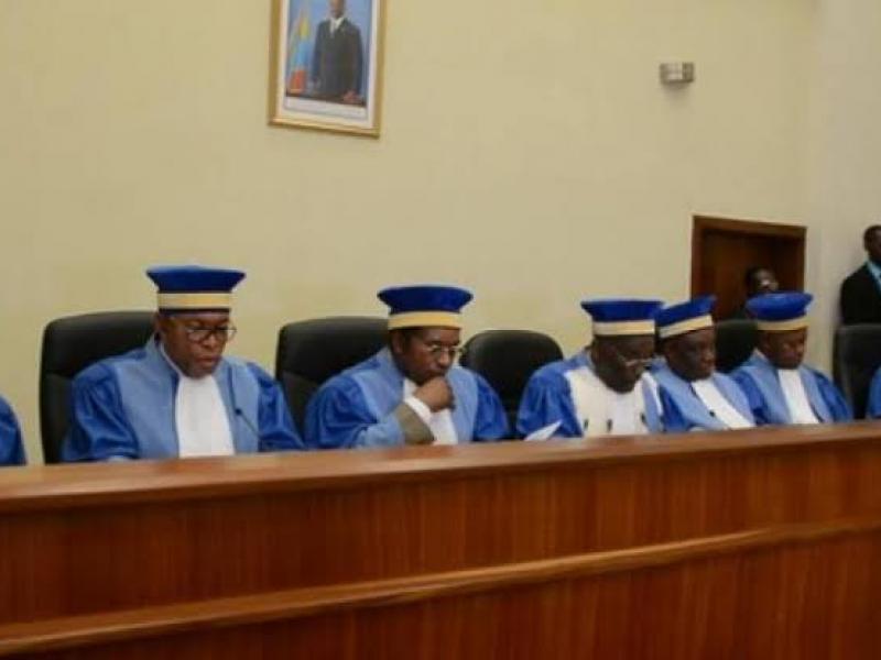 Les juges de la Cour constitutionnelle en audience 