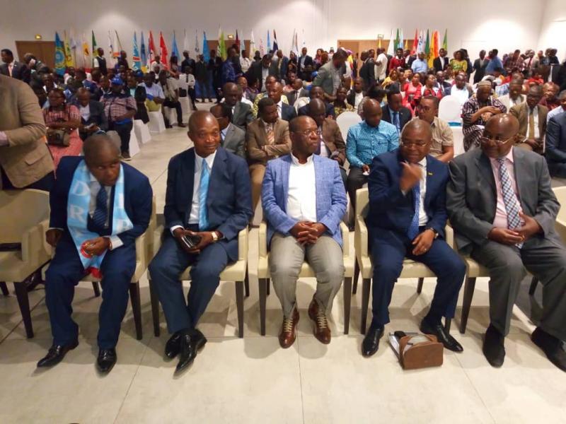 Les caciques du FCC lors de la cérémonie de signature de la charte de la plateforme à Kinshasa.