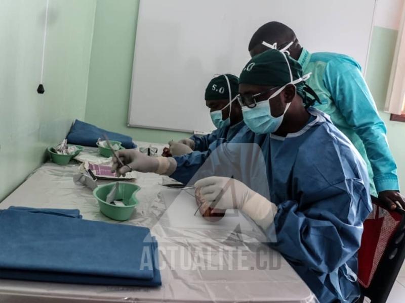 Un médecin en formation au centre Espoir à Heal Africa.