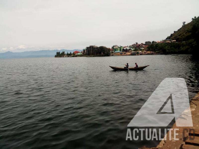 Une vue du lac Kivu prise à partir du port de Goma lors de la recherche de quatre des personnes noyées à bord d'un véhicule qui a fini sa course dans les eaux/Ph Jonathan Kombi ACTUALITE.CD