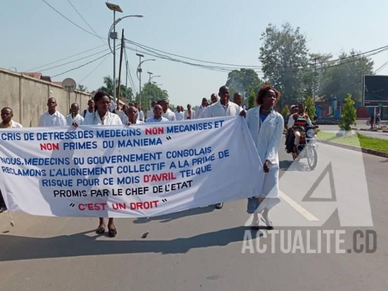 Marche des médecins dans la ville de Kindu pour réclamer la prime de risque/Ph. Chadrack Londe depuis Kindu