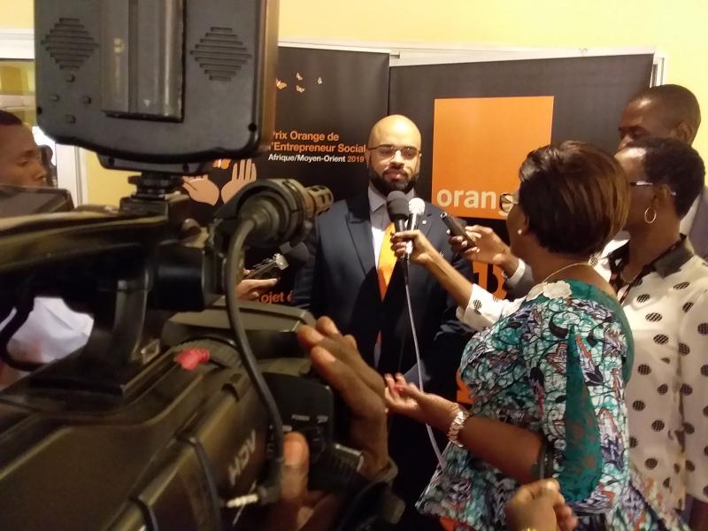 Steve Lusende, secrétaire général de Orange RDC, s'exprime devant la presse