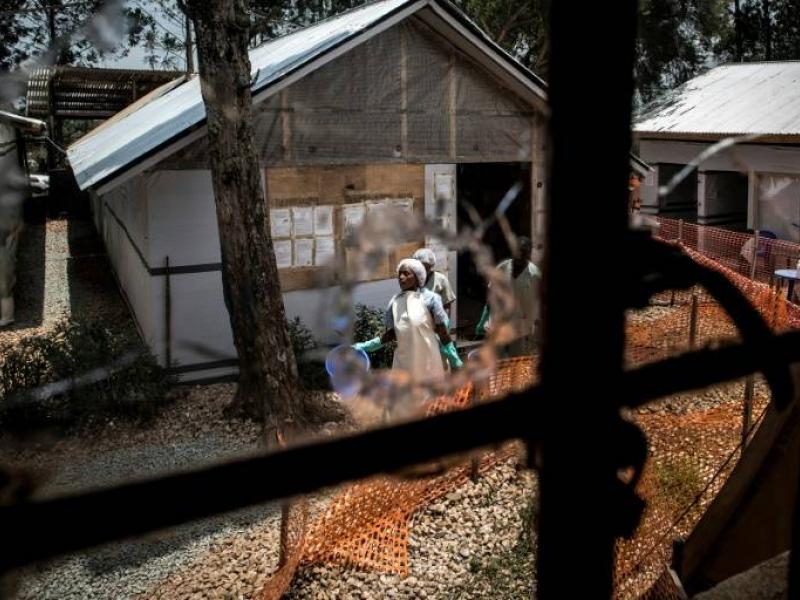 Du personnel médical vu à travers une vitre d'un centre de traitement d'Ebola / Droits tiers 
