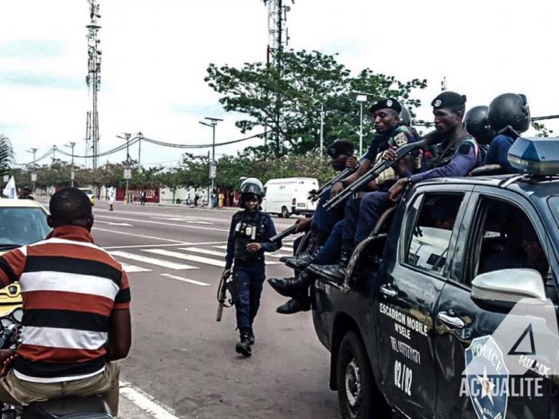 Une jeep de la police avant l'arrivée de Martin Fayulu / Ph. Christine Tshibuyi 