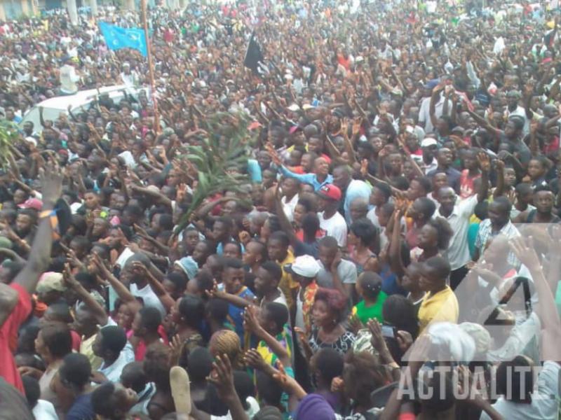 La population de Kisangani accompagnant Fayulu au lieu du meeting.