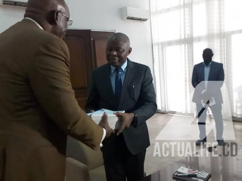 Vital Kamerhe, directeur de cabinet de Félix Tshisekedi, recevant la pétition des organisations de la société civile