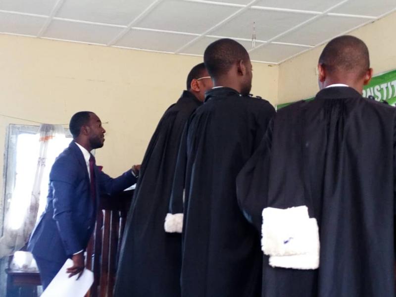 Jean Paul Lumbulumbu (en veste bleue) et les avocats de l'AFDC-A à la barre devant la Cour d'appel de Goma/Ph Jonathan Kombi ACTUALITE.CD