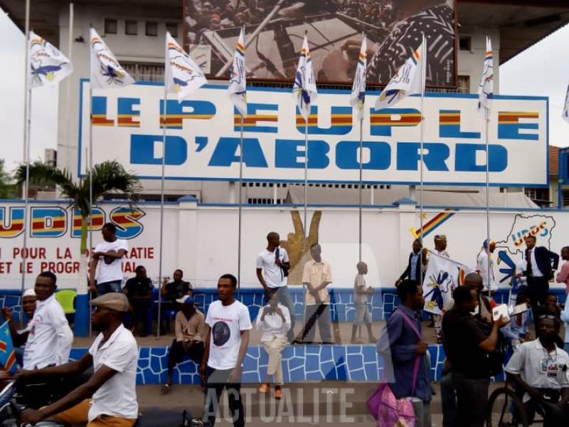 Les militants de l'UDPS au siège du parti à Limete le jeudi 30 mai 2019 en attendant l'arrivée de la dépouille d'Etienne Tshisekedi/Ph Christine Tshibuyi ACTUALITE.CD