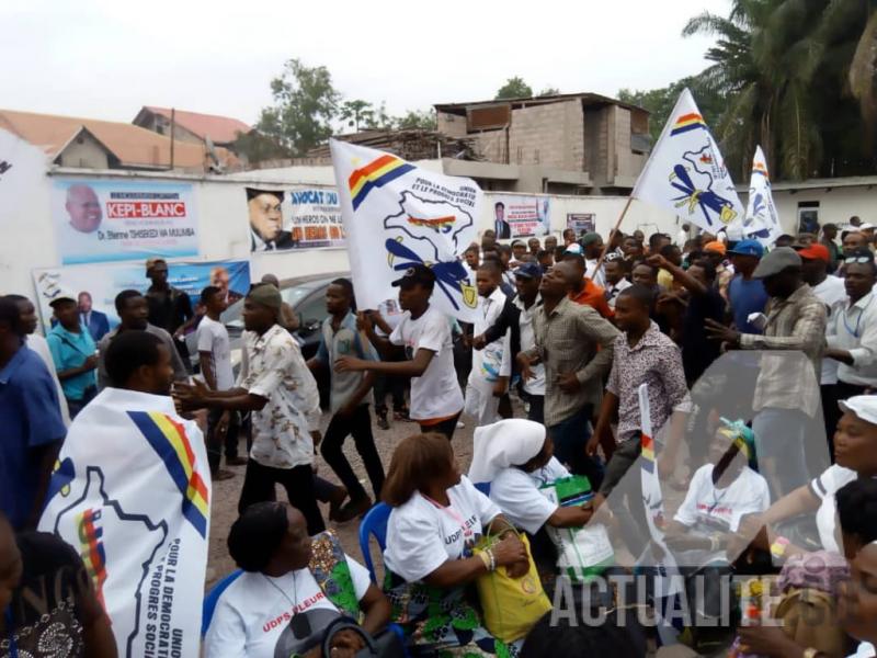 Les militants de l'UDPS devant le siège du parti à Limete le jeudi 30 mai 2019 en attendant l'arrivée de la dépouille d'Etienne Tshisekedi/Ph Christine Tshibuyi ACTUALITE.CD